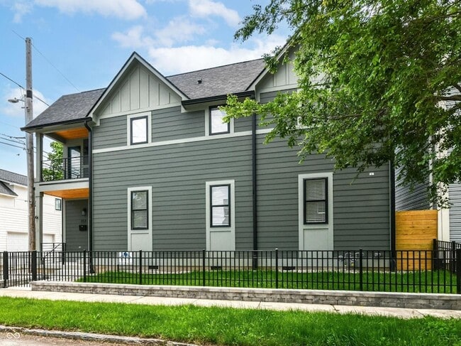 Photo - 717 E 27th St House