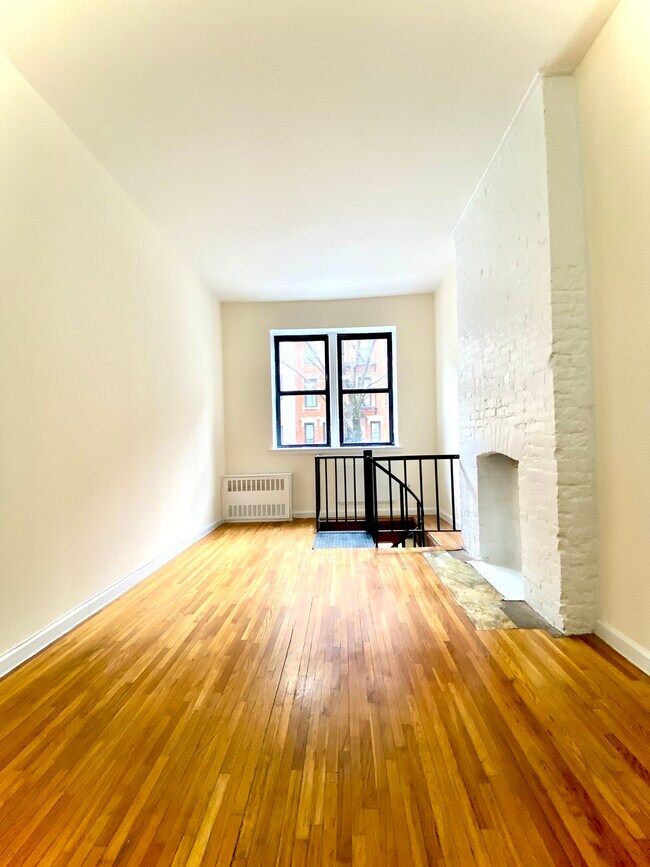 Building Photo - 409 E 78th St