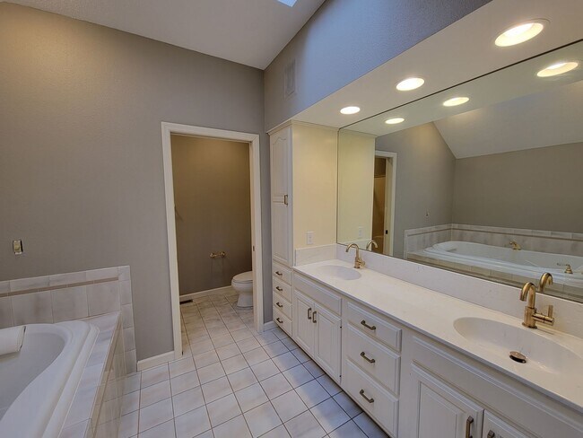 Foto del edificio - Upscale and Spacious Cedar Falls House for...