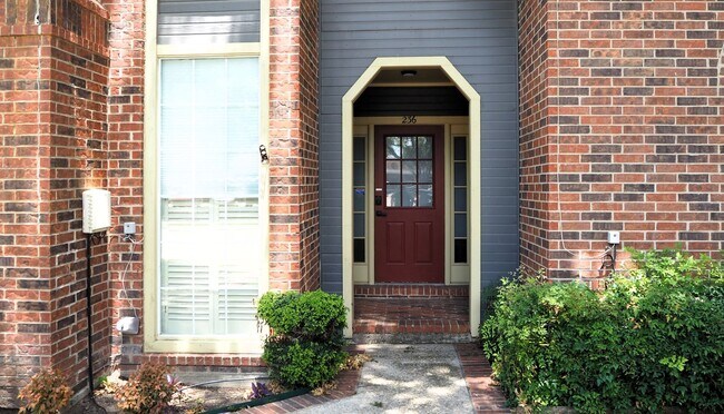 Building Photo - 2 Bed 2.5 Bath Townhouse in Denton