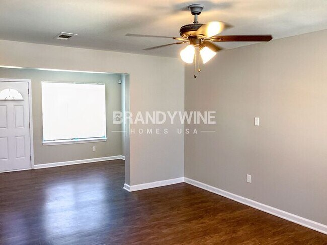 Building Photo - MOVE IN BY August 14th  and RECEIVE $1000 ...