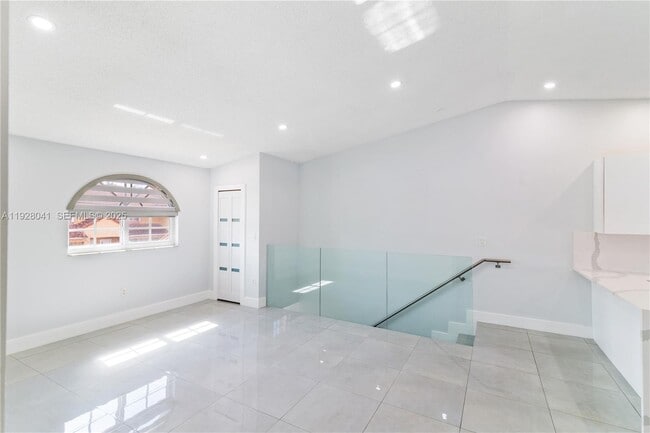 Foto del edificio - 3375 W 76th St