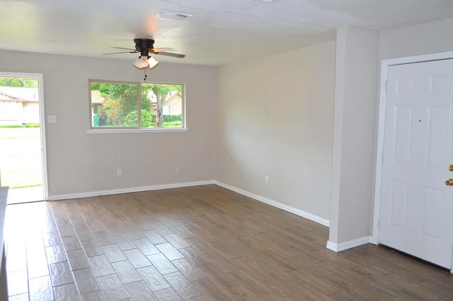 Building Photo - 5729 Emerson Dr