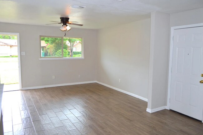 Foto del edificio - 5729 Emerson Dr