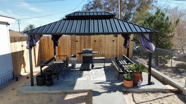 Foto del edificio - 6415 Lupine Ave