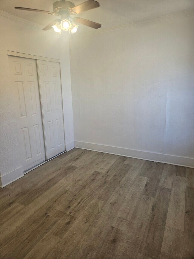 Foto del edificio - 331 W 49th St