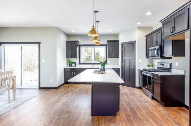 Foto del edificio - Newly Built 4 bedroom 3 bathroom Twinhome ...