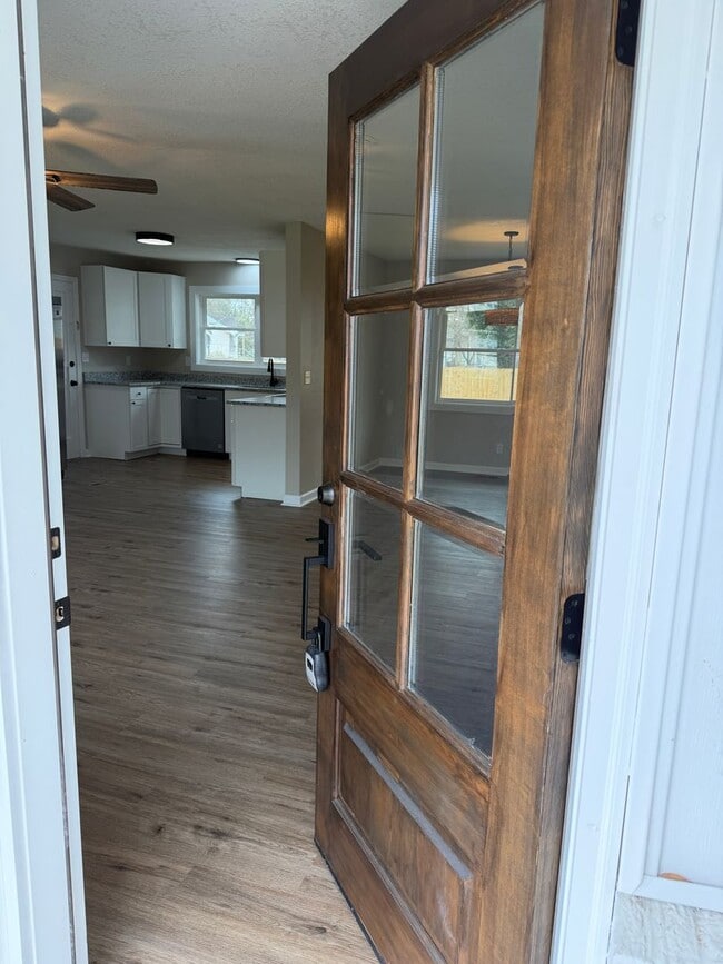 Building Photo - Freshly updated in East Ridge