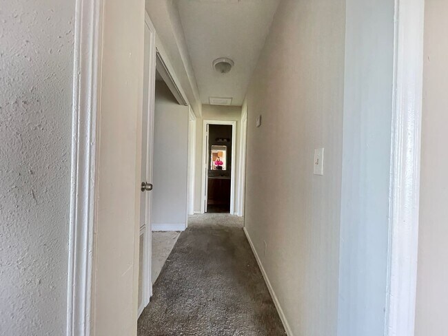 Foto del edificio - 2 Bedroom 2 Bath Apartment w/ Washer and Dryer Connections
