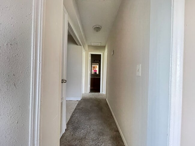 Building Photo - 2 Bedroom 2 Bath Apartment w/ Washer and Dryer Connections