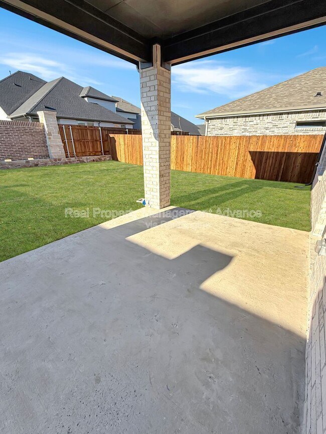 Building Photo - 614 Clover Crk Dr