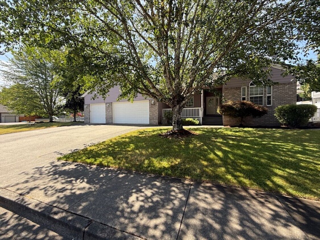 Foto principal - 4-bedroom 2.5 Bath McMinnville OR 97128