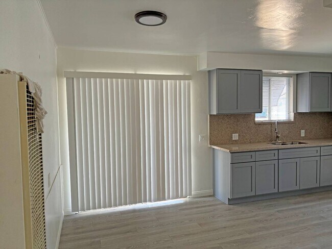 Building Photo - 10838 Vernon Ave