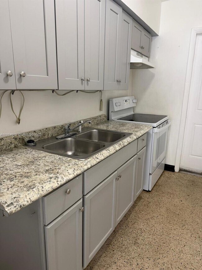 Foto del edificio - 1940 NE 167th St