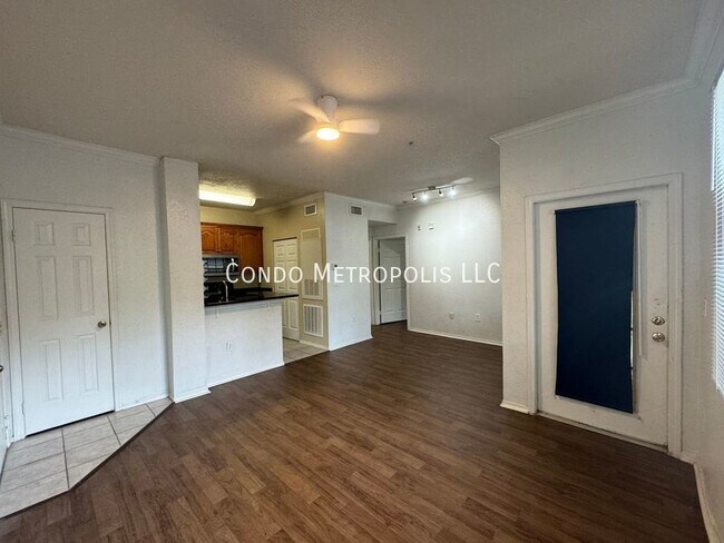 Building Photo - Renovated 1/1 first floor condo located at...