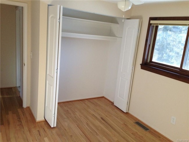 Building Photo - 158 E Hickory Grove Rd