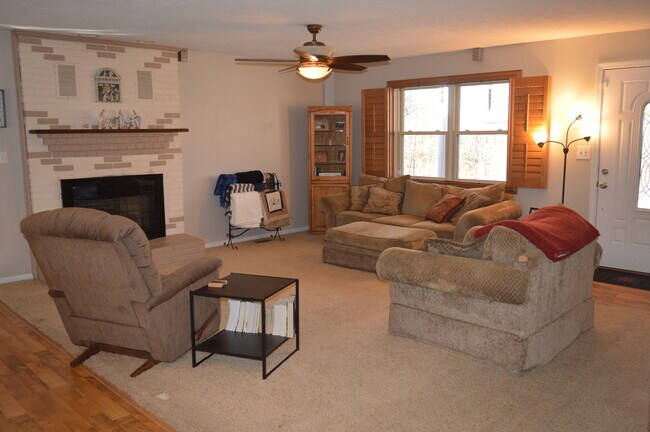 Foto del edificio - 140 Green Meadows Dr