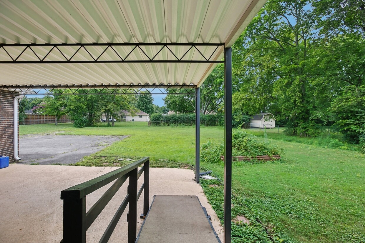 Foto del edificio - 8024 Regency Dr