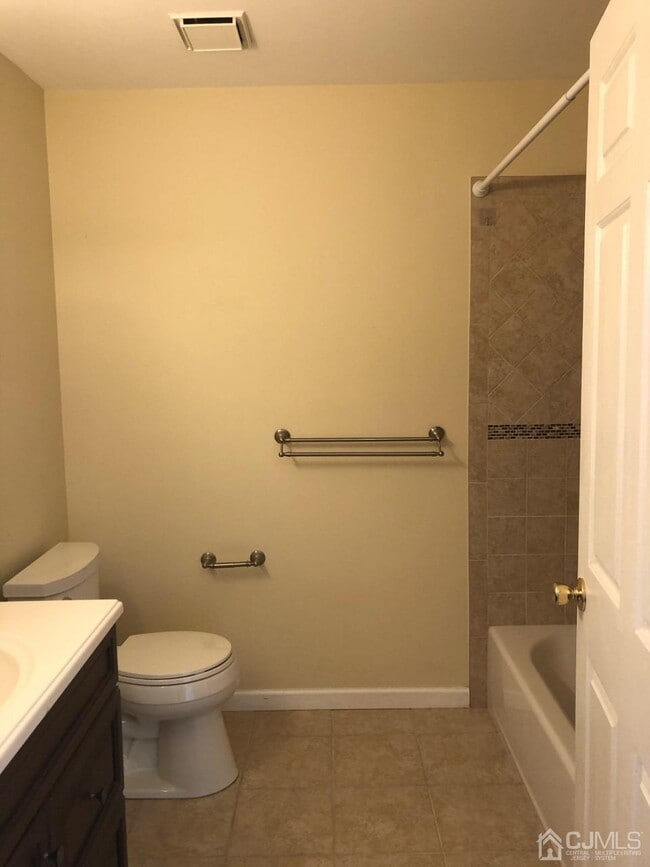 32 Boulder Dr, Edison, NJ 08817 Condo for Rent in Edison, NJ