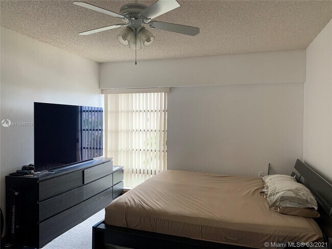 Building Photo - 575 Crandon Blvd