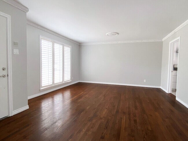 Building Photo - 4406 Santa Barbara Dr