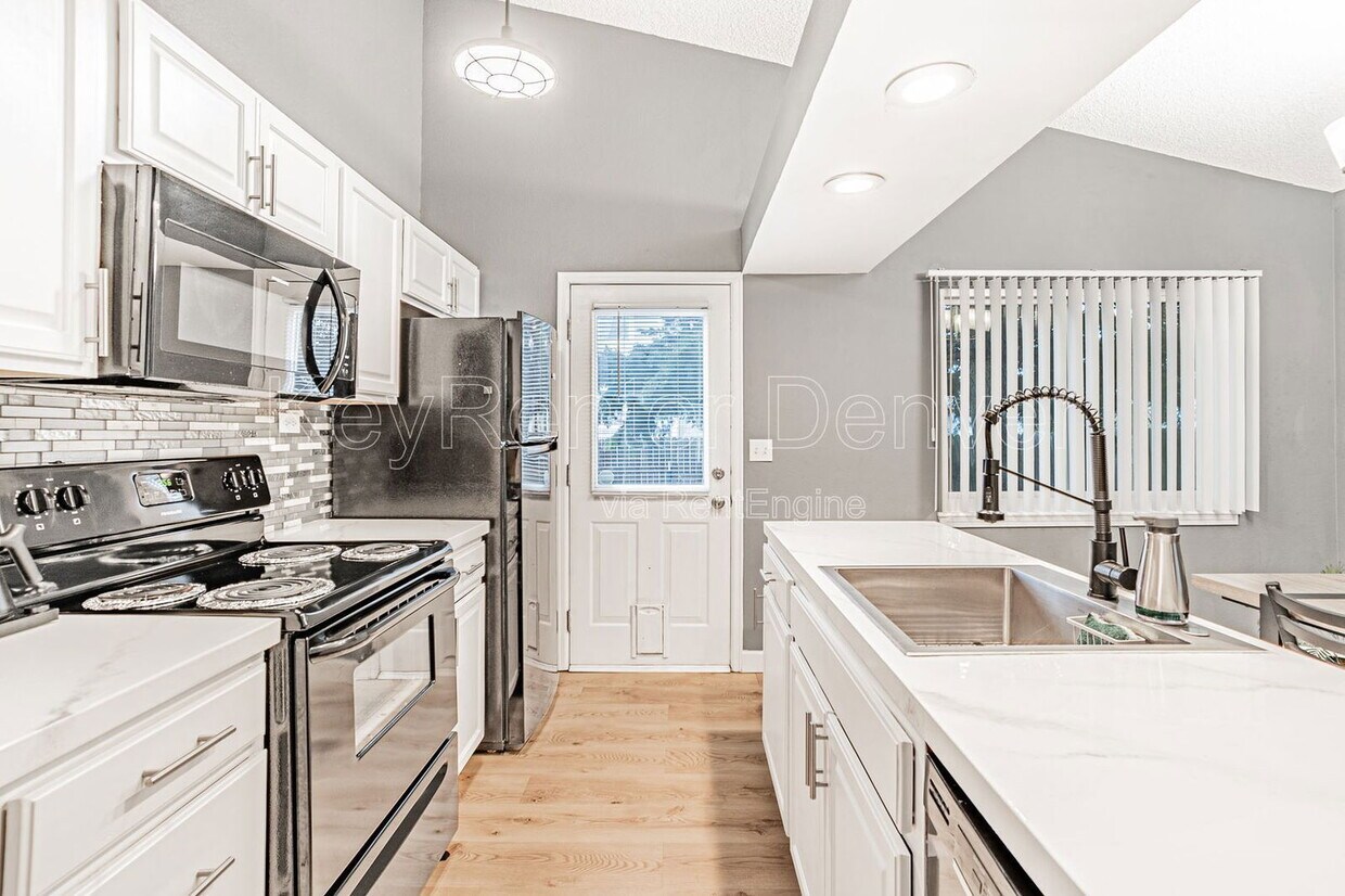 Foto principal - 18747 E Carmel Cir