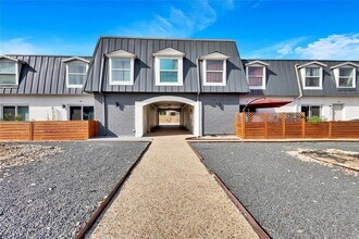 Building Photo - 300 E Croslin St