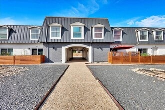 Building Photo - 300 E Croslin St