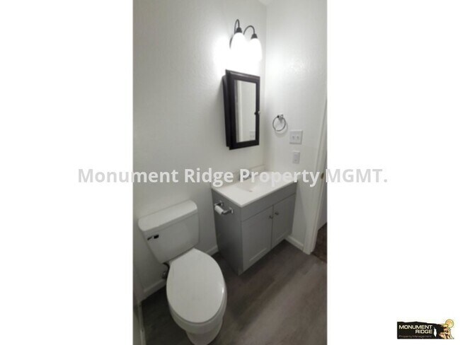 Building Photo - Beautifully Remodeled! Townhouse Style Apa...