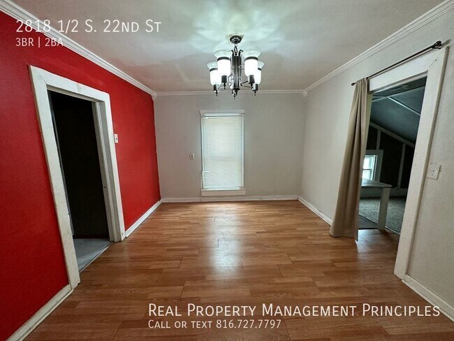 Foto del edificio - Large 3 bedroom 2 Bathroom Walk Up Unit!!
