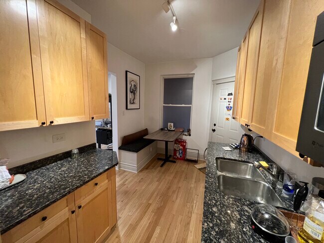 Building Photo - 836 W Lakeside Pl