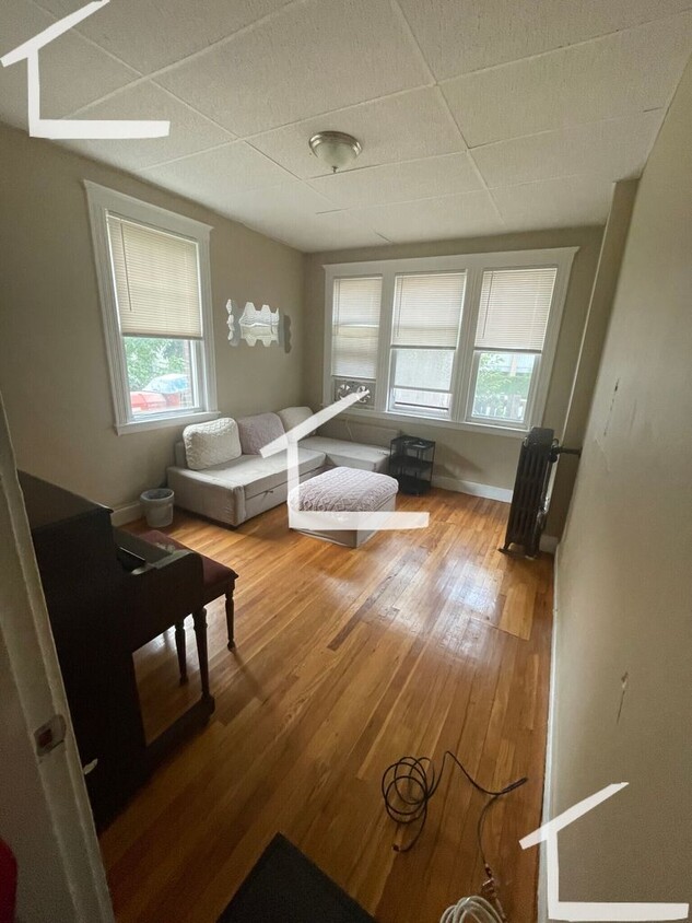 Brighton 2 Bed available 6/1 - Brighton 2 Bed available 6/1