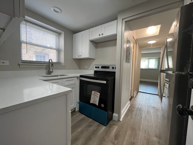 Building Photo - 6021 N Fairfield Ave