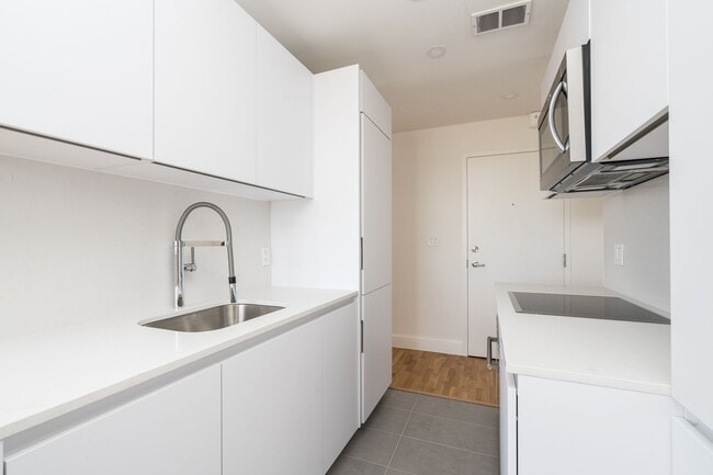 Photo du bâtiment - 365 Eglinton Ave E