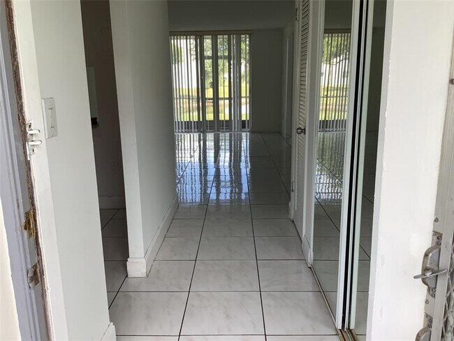 Foto del edificio - 8220 Sunrise Lakes Blvd