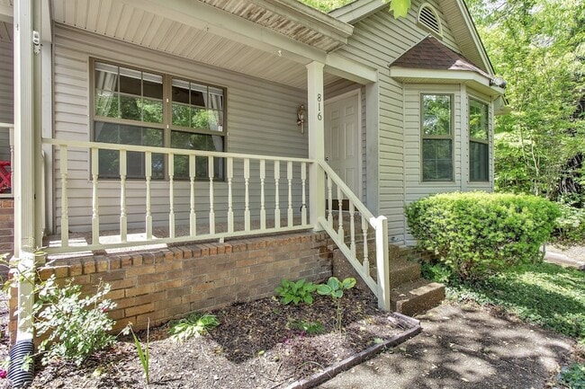 Building Photo - 816 Beazer Ln