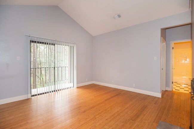 Foto del edificio - Second Floor, Corner Condo Unit - Move In Ready!