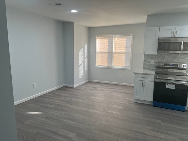 Building Photo - 1806 67th Ave