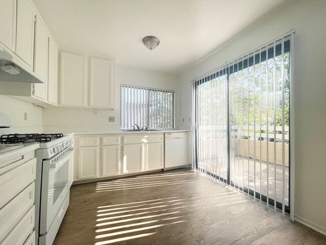 Foto del edificio - Spacious Single Level Upstairs Apartment!