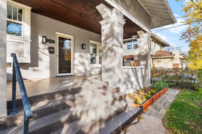 Building Photo - 127 Trowbridge St NE