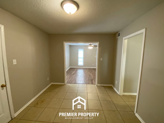 Building Photo - Spacious 3BR/2BA Home with Open Kitchen & Fenced Yard in Memphis