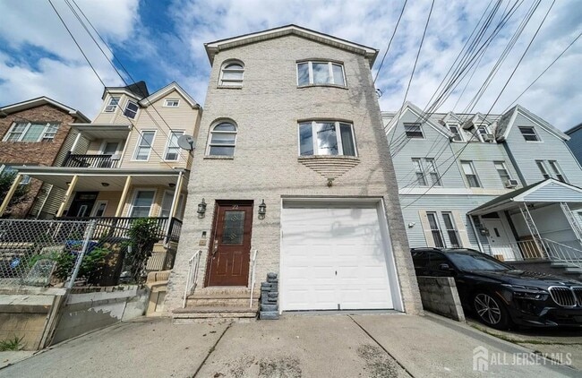 Building Photo - 22 Linden Ave