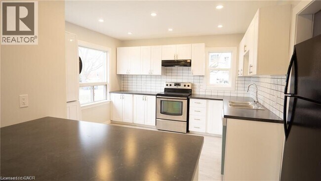 Photo du bâtiment - 4 Dunblane Ave