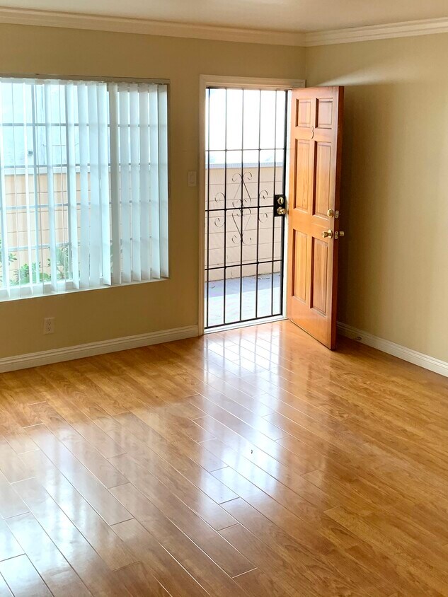 Entrance to living room - 827 3rd St