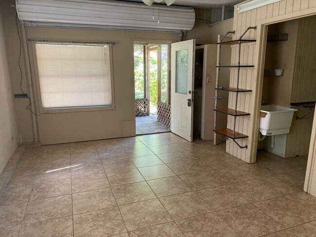 Foto del edificio - Affordable Efficiency Unit Available! Grea...
