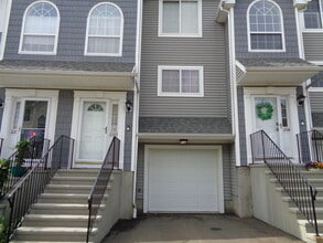 Building Photo - 560 Silver Sands Rd