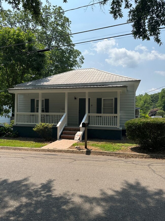 Building Photo - 2 Bedroom, 1 bathroom Home on Atlanta Ave ...