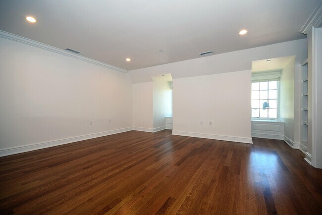 Building Photo - 1020 Boston Post Rd