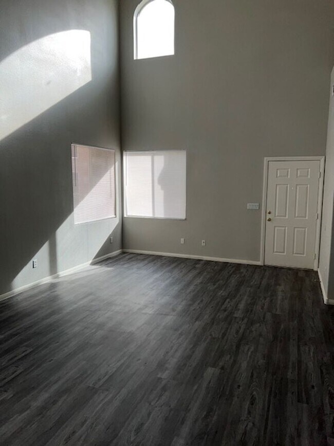 Building Photo - 2-STORY HOME FOR RENT IN THE NORTHWEST