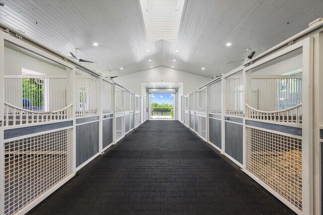 Building Photo - 15450 Estancia Ln